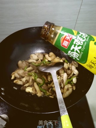 青椒炒蘑菇的做法步骤：4