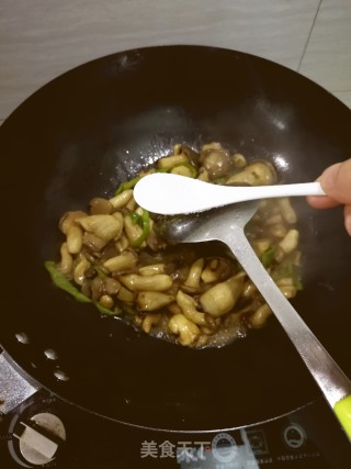 青椒炒蘑菇的做法步骤：5