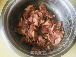 辣子鸡胗的做法步骤：1