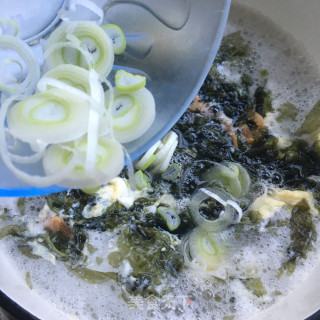 紫菜虾干蛋花汤的做法步骤：7