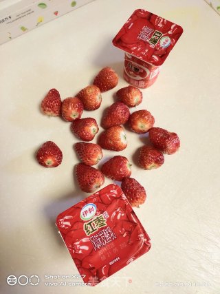 草莓拌酸奶的做法步骤：1