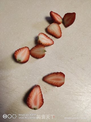 草莓拌酸奶的做法步骤：3