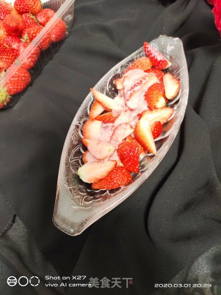 草莓拌酸奶的做法步骤：7