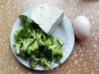 西兰花豆腐蒸蛋的做法步骤：1