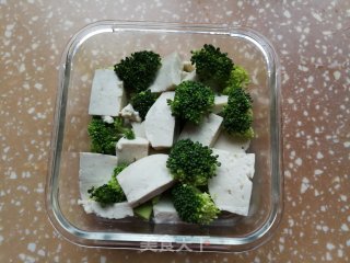 西兰花豆腐蒸蛋的做法步骤：2