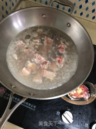 双菇烧排骨的做法步骤：1
