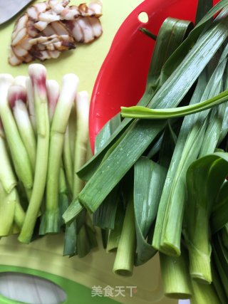 腊肉炒青蒜的做法步骤：1