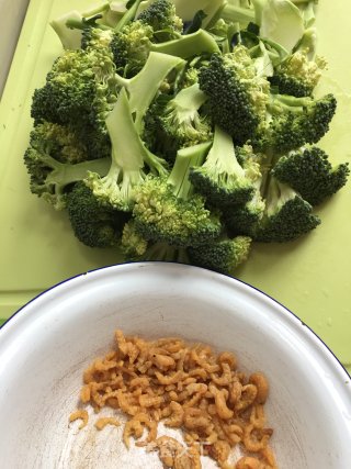 海米蚝油西兰花的做法步骤：1