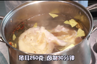 红油猪耳的做法步骤：1