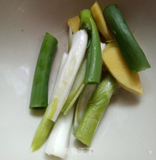 盐水小河虾的做法步骤：2