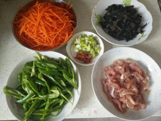 鱼香肉丝的做法步骤：1