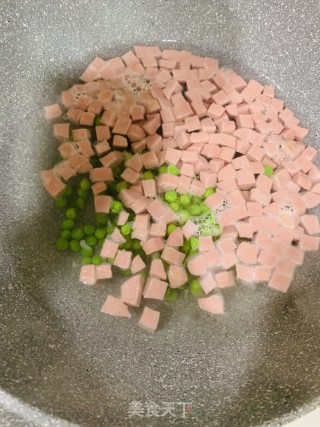 青豆香肠炒蛋的做法步骤：1