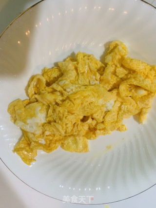 青豆香肠炒蛋的做法步骤：3