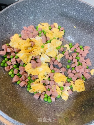 青豆香肠炒蛋的做法步骤：5