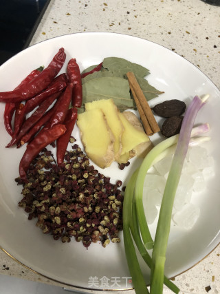 秘制鸡爪下酒菜的做法步骤：2