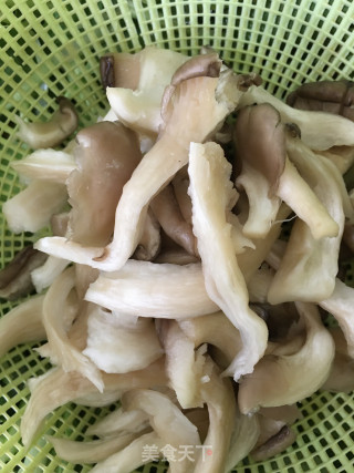 菜秧姬菇炒油面筋的做法步骤：1