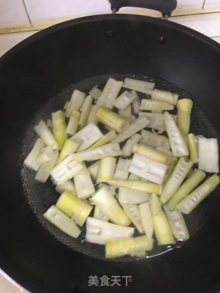 排骨烧竹笋的做法步骤：1
