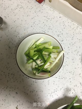 蒜苗炒羊肉的做法步骤：2