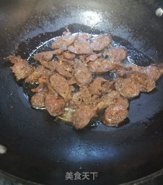 儿菜炒麻辣肠的做法步骤：6