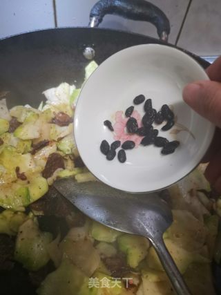 儿菜炒麻辣肠的做法步骤：8