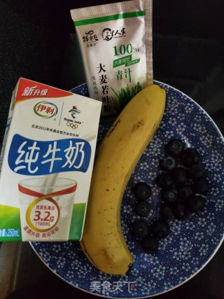 青汁蓝莓香蕉饮的做法步骤：1