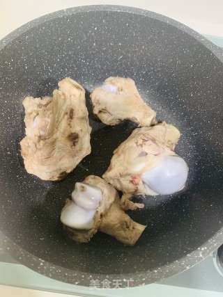 番茄筒骨汤的做法步骤：1