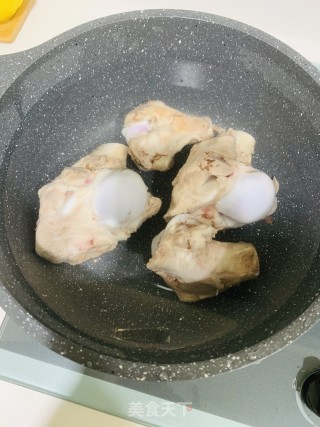 番茄筒骨汤的做法步骤：2