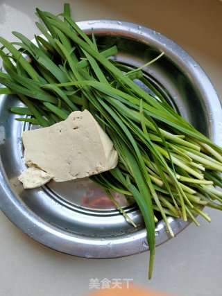 豆腐韭菜发面馅饼的做法步骤：1