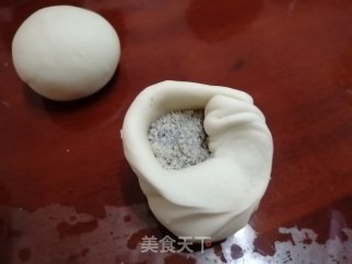 核桃黑芝麻糖包的做法步骤：7