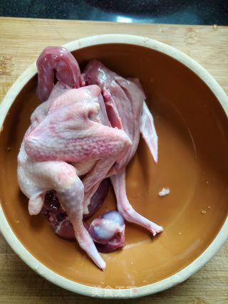 香菇鸽子焖饭的做法步骤：1