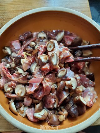 香菇鸽子焖饭的做法步骤：4