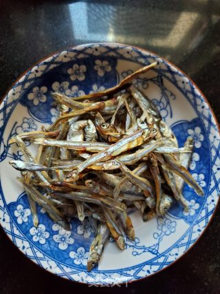 干煸小鱼干的做法步骤：1