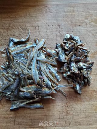 干煸小鱼干的做法步骤：2