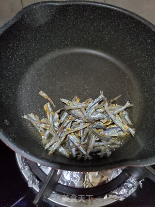 干煸小鱼干的做法步骤：4