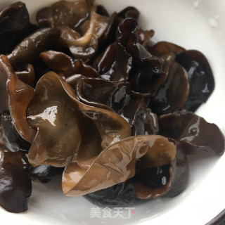油菜炒木耳的做法步骤：1