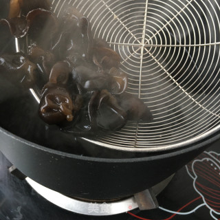 油菜炒木耳的做法步骤：3
