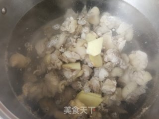 牛肝菌姬松茸莲子鸡汤的做法步骤：10