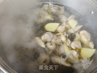 牛肝菌姬松茸莲子鸡汤的做法步骤：11