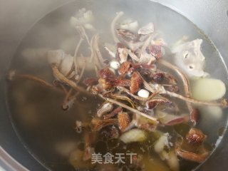 牛肝菌姬松茸莲子鸡汤的做法步骤：12