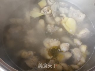 牛肝菌姬松茸莲子鸡汤的做法步骤：13