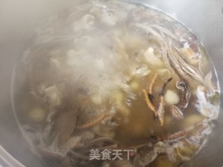 牛肝菌姬松茸莲子鸡汤的做法步骤：17