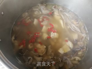 牛肝菌姬松茸莲子鸡汤的做法步骤：18