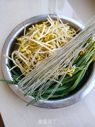 豆芽粉条炒韭菜的做法步骤：1