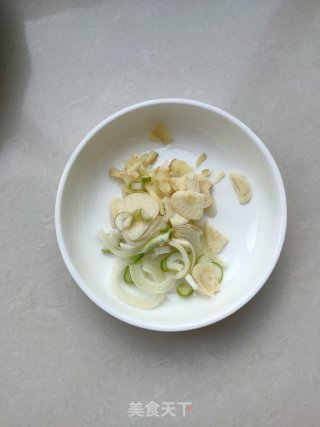 豆芽粉条炒韭菜的做法步骤：3