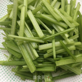 芹菜炒章鱼腿的做法步骤：1