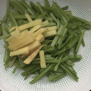 芹菜炒章鱼腿的做法步骤：2