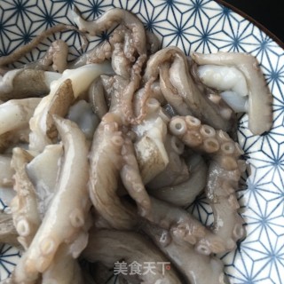 芹菜炒章鱼腿的做法步骤：4