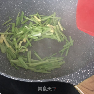 芹菜炒章鱼腿的做法步骤：9