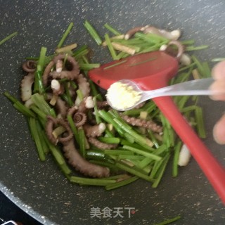 芹菜炒章鱼腿的做法步骤：12