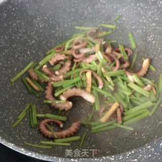 芹菜炒章鱼腿的做法步骤：13